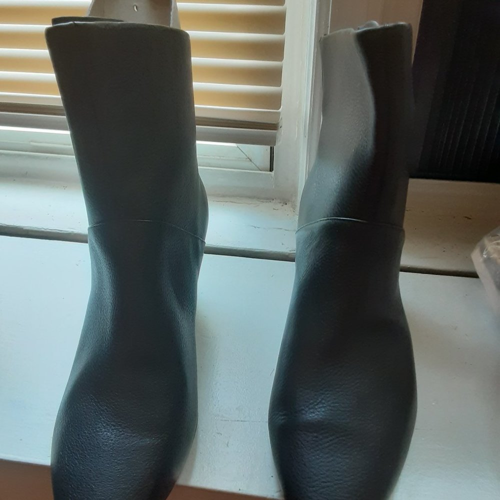 Rockport leather booties  size 11 us
